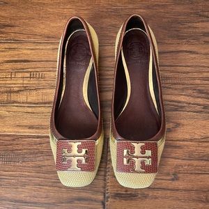 Tory Burch Flats Leather Tan Raffia Gold Logo on Vamp size 7.5 M